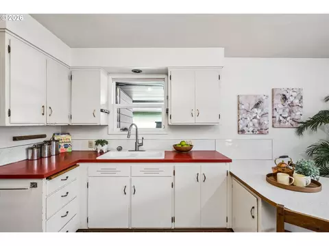 Kitchen - 2536 Wood Ave, Eugene, OR 97402 photo 2 of 4
