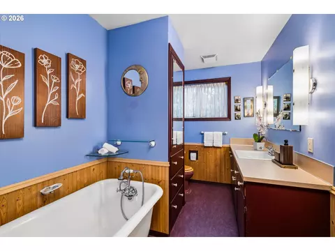 Bath - 2536 Wood Ave, Eugene, OR 97402 photo 1 of 2