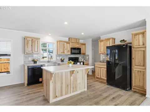 Kitchen - 4914 E St, Springfield, OR 97478 photo 1 of 7