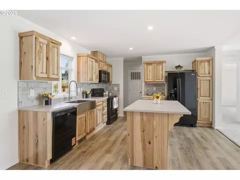 Kitchen - 4914 E St, Springfield, OR 97478 photo 5 of 7