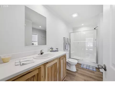 Bath - 4914 E St, Springfield, OR 97478 photo 1 of 2