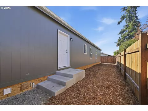 Exterior - 4914 E St, Springfield, OR 97478 photo 3 of 6