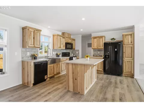 Kitchen - 4914 E St, Springfield, OR 97478 photo 6 of 7