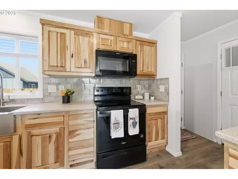 Kitchen - 4914 E St, Springfield, OR 97478 photo 3 of 7