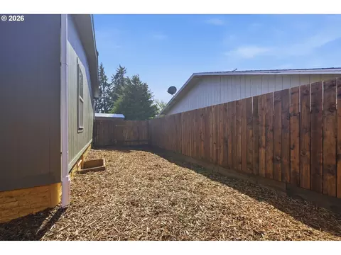 Exterior - 4914 E St, Springfield, OR 97478 photo 4 of 6