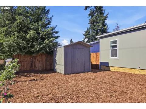 Exterior - 4914 E St, Springfield, OR 97478 photo 2 of 6