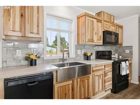 Kitchen - 4914 E St, Springfield, OR 97478 photo 2 of 7