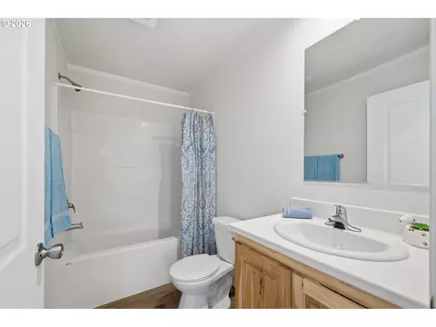 Bath - 4914 E St, Springfield, OR 97478 photo 2 of 2