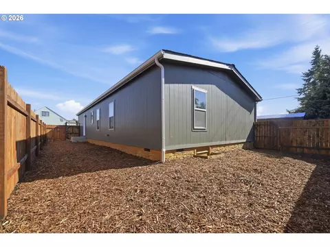 Exterior - 4914 E St, Springfield, OR 97478 photo 5 of 6