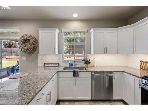 Kitchen - 1911 S 59th St, Springfield, OR 97478 photo 4 of 5