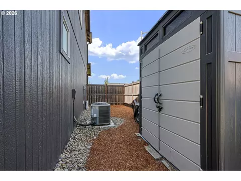 Exterior - 1911 S 59th St, Springfield, OR 97478 photo 7 of 9