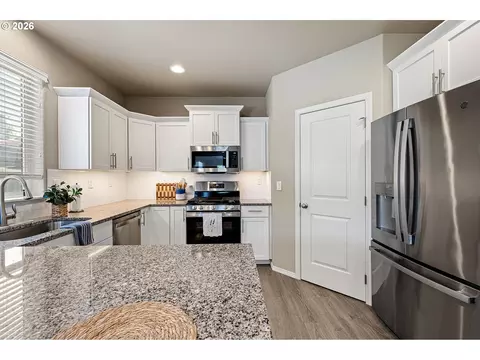 Kitchen - 1911 S 59th St, Springfield, OR 97478 photo 3 of 5