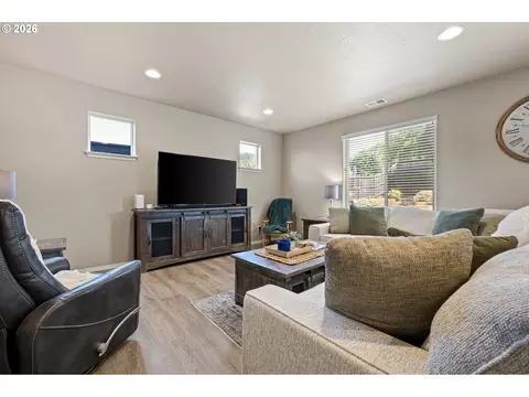 Living - 1911 S 59th St, Springfield, OR 97478 photo 3 of 5