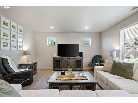 Living - 1911 S 59th St, Springfield, OR 97478 photo 4 of 5