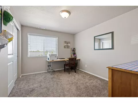Bedroom - 1911 S 59th St, Springfield, OR 97478 photo 6 of 7