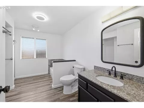 Bath - 2076 Assumption St, Eugene, OR 97402 photo 2 of 4