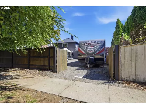 Exterior - 2076 Assumption St, Eugene, OR 97402 photo 7 of 10