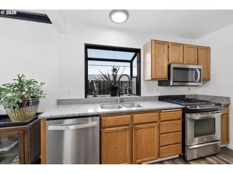 Kitchen - 2076 Assumption St, Eugene, OR 97402 photo 2 of 5