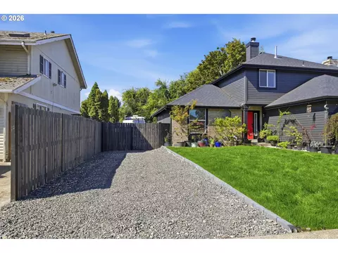 Exterior - 2076 Assumption St, Eugene, OR 97402 photo 8 of 10
