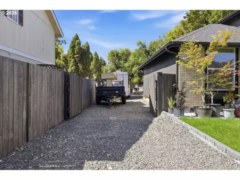 Exterior - 2076 Assumption St, Eugene, OR 97402 photo 9 of 10