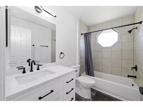 Bath - 2076 Assumption St, Eugene, OR 97402 photo 1 of 4