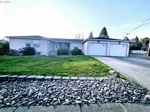 1864 NW Keasey St, Roseburg, OR 97471