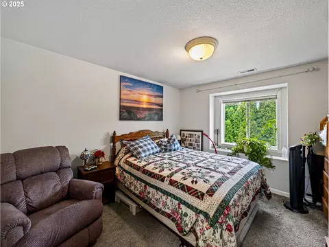 Bedroom - 821 E 7th St, Molalla, OR 97038 photo 2 of 2