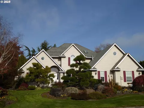 821 E 7th St, Molalla, OR 97038