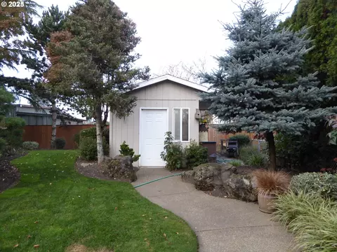 Exterior - 821 E 7th St, Molalla, OR 97038 photo 3 of 7