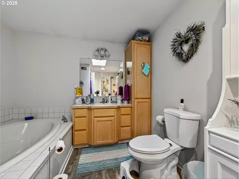 Bath - 821 E 7th St, Molalla, OR 97038 photo 3 of 4