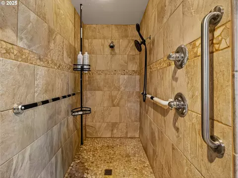 Bath - 821 E 7th St, Molalla, OR 97038 photo 2 of 4