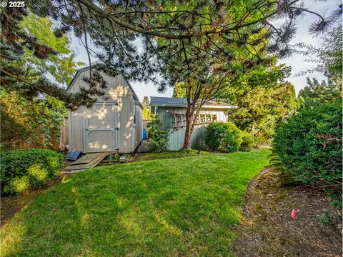 Exterior - 821 E 7th St, Molalla, OR 97038 photo 6 of 7