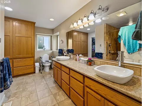 Bath - 821 E 7th St, Molalla, OR 97038 photo 1 of 4