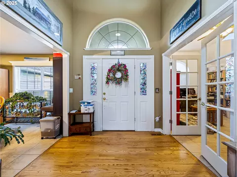 Entry Way - 821 E 7th St, Molalla, OR 97038 photo 2 of 4