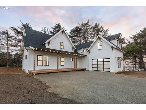 1938 NW 40th St, Lincoln City, OR 97367