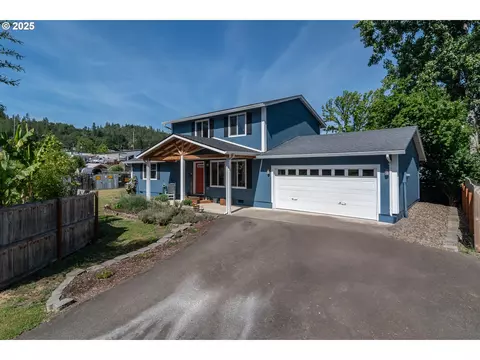 207 NE Flagg St, Roseburg, OR 97470
