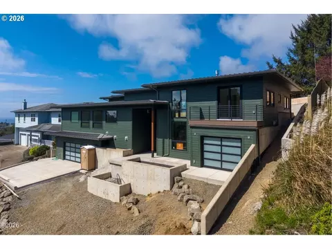 1025 NE 7th Dr, Newport, OR 97365