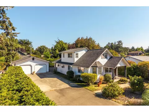 925 1st St NE, Bandon, OR 97411