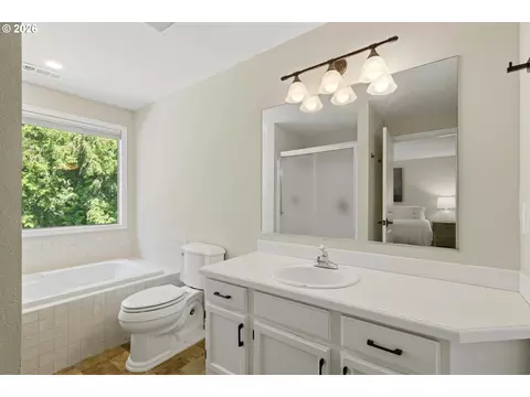 Bath - 1386 SE Condor Pl, Gresham, OR 97080 photo 2 of 3