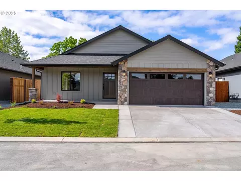 1015 SW River Mist Ln, Grants Pass, OR 97527