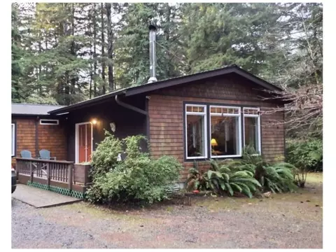 4640 Mitchell Loop Rd, Florence, OR 97439