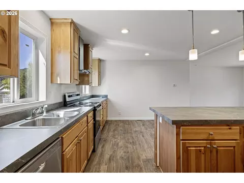 Kitchen - 200 Hedrick Creek Ave, Drain, OR 97435 photo 6 of 6