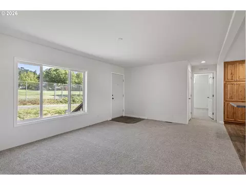 Living - 200 Hedrick Creek Ave, Drain, OR 97435 photo 3 of 4