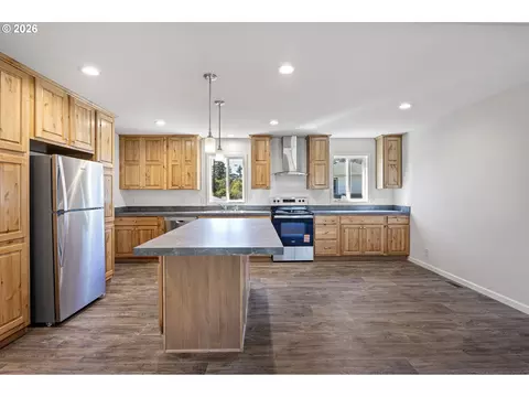 Kitchen - 200 Hedrick Creek Ave, Drain, OR 97435 photo 2 of 6
