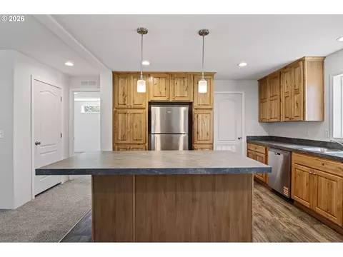 Kitchen - 200 Hedrick Creek Ave, Drain, OR 97435 photo 4 of 6