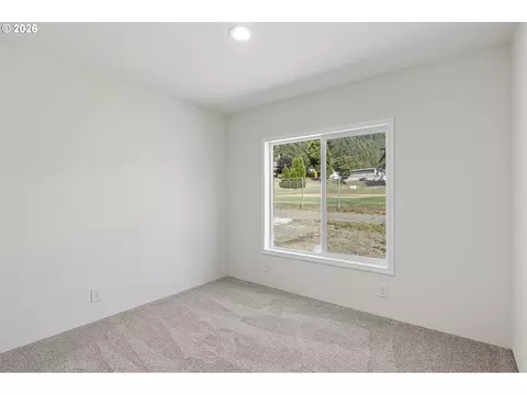 Bedroom - 200 Hedrick Creek Ave, Drain, OR 97435 photo 4 of 7