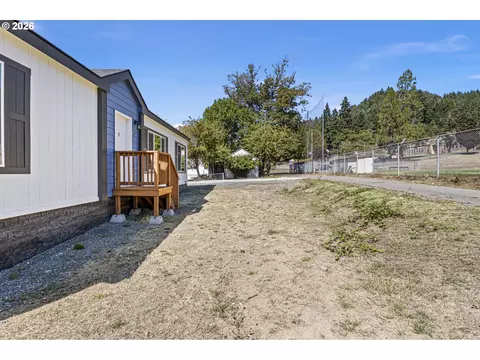 Exterior - 200 Hedrick Creek Ave, Drain, OR 97435 photo 2 of 6