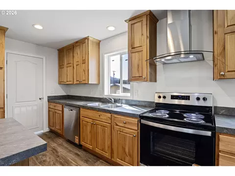 Kitchen - 200 Hedrick Creek Ave, Drain, OR 97435 photo 5 of 6
