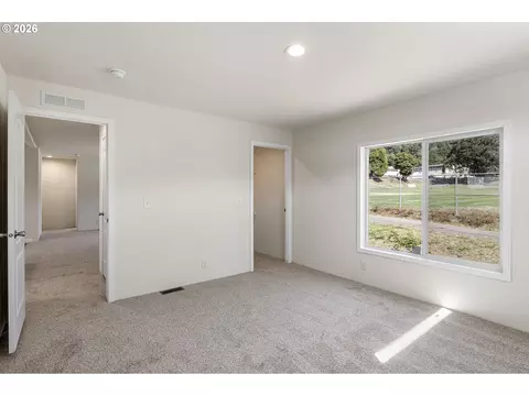 Bedroom - 200 Hedrick Creek Ave, Drain, OR 97435 photo 2 of 7