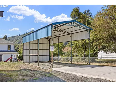 Exterior - 200 Hedrick Creek Ave, Drain, OR 97435 photo 4 of 6